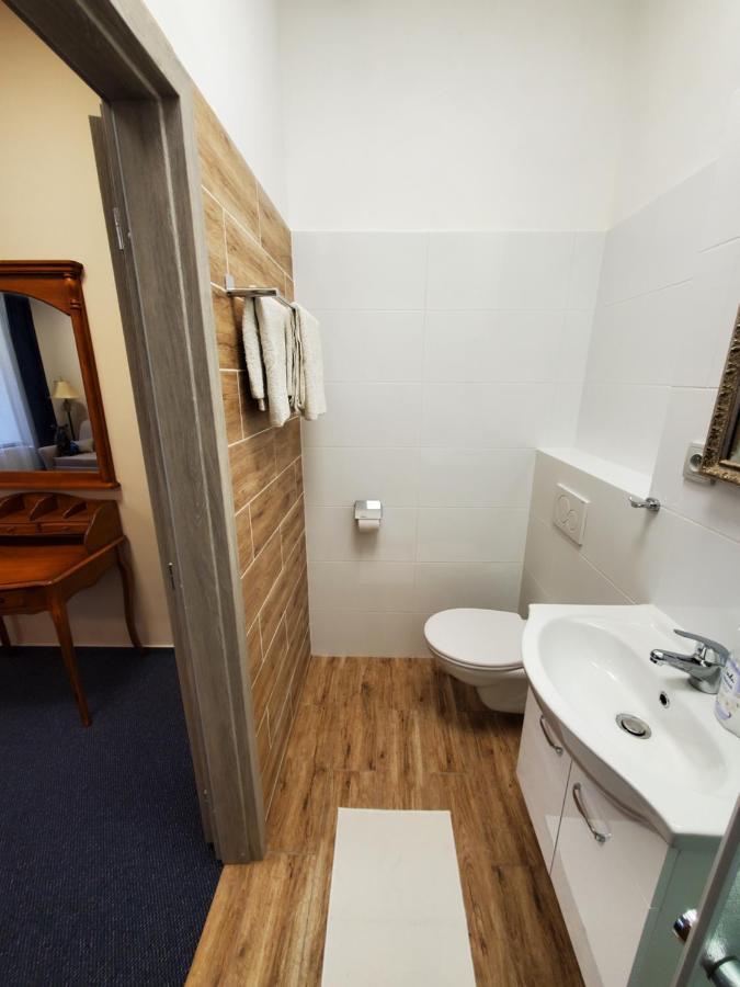Hotel Koruna Penzion Teplice nad Metují المظهر الخارجي الصورة